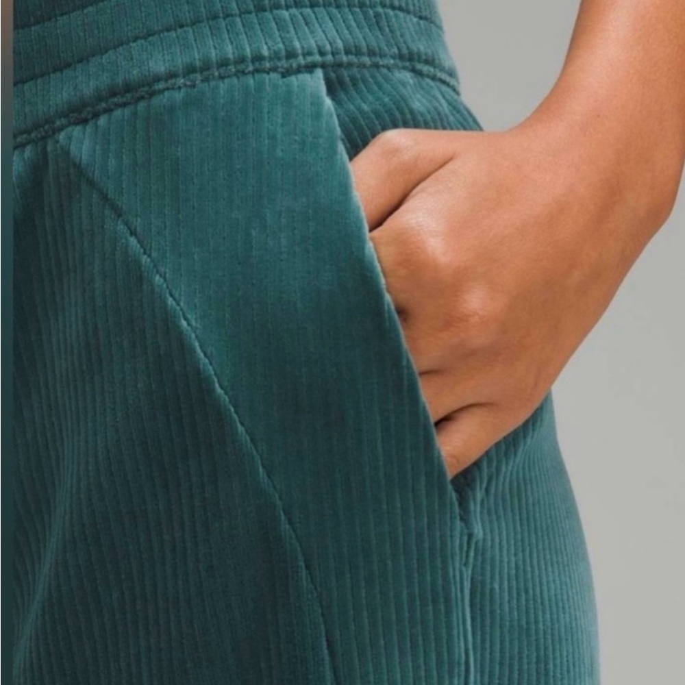 Lululemon Scuba Mid-Rise Wide-Leg Pant *Velvet Cord
Storm Teal Size 6 - Picture 6 of 14